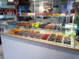 Vegan raspberry and vegan blueberry pralines at Chili Chocolate in Rogaland