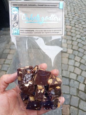 Vegan "Onkelsgodteri" - dark chocolate with nuts and sea salt at Chili Chocolate in Rogaland