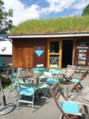 The dark hot chocolate is vegan and plant milks are available. Vegan pralines and vegan chocolate bars, as well as dark chocolate figurines (vegan) are offered. at Geiranger Sjokolade Fjordnær in Møre Og Romsdal