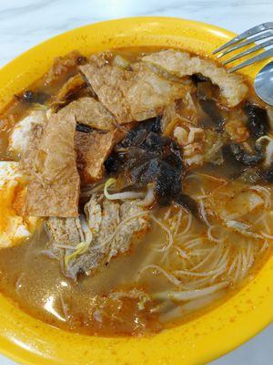 虾米粉汤$5。卖相和味道都不对,更象酸辣汤🤔 at Miao Shan Vegetarian - 妙善齋 in West Singapore