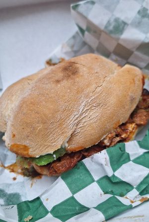 Hoy probamos la nueva torta de no carne enchilada 👌🏻🤤

Pd. Es con seitán delicioso at Plant Neta Cafe in Puebla