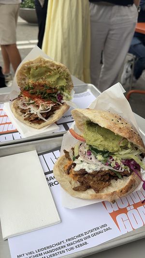 Planted Döner Links Vegi Boss Döner rechts  at Mit&Ohne  in St Gallen