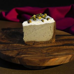 Nuestro cremoso cheesecake de pistacho at Nami in Barcelona