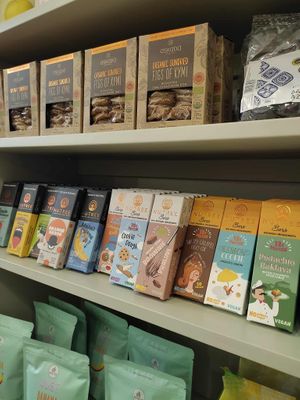 Figs and vegan protein bars at pleria - πλέρια in Rhodes