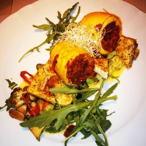 Läätsedega täidetud suvikõrvits sooja tofu-brokoli-mandlisalati ja apelsini-tahhiinikastmega. 

Фаршированные чечевицей цуккини с горячим салатом из тофу, брокколи и миндаля с  at Vegan Restoran V in Tallinn