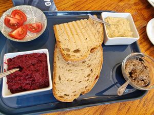 Vegan platter at Káli Cool in Kaptalantoti