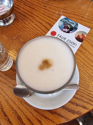 Oatmilk latte at Káli Cool in Kaptalantoti
