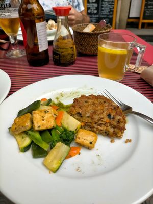 Tofú aux légumes, le plat est copieux at Tast i mes Natural in Barcelona