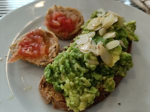 Vegan abocado toast with almonds at Tast i mes Natural in Barcelona