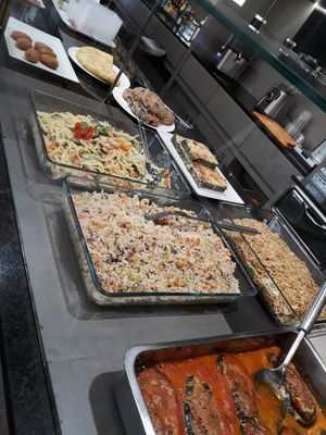 La selección de platos del día. Aparte había 4 ensaladas distintas at Tast i mes Natural in Barcelona