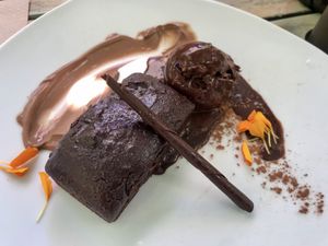 Brownie de cacao y aguacate at Temple Natura in Mallorca