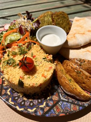 Dish of the day: Falafel (they were awesome), tabouleh, salad, potato wedges, vegan yoghurt sauce. 😋   at Temple Natura in Mallorca