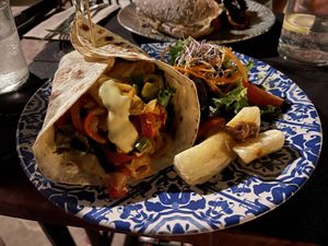 Burger mit veganem Hähnchen   at Temple Natura in Mallorca