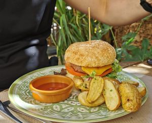 Savory burger and well cooked roasted potatoes at Temple Natura in Mallorca