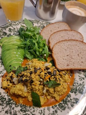 Loto (scrambled tofu) at Restaurante Florinda Collective in Sevilla