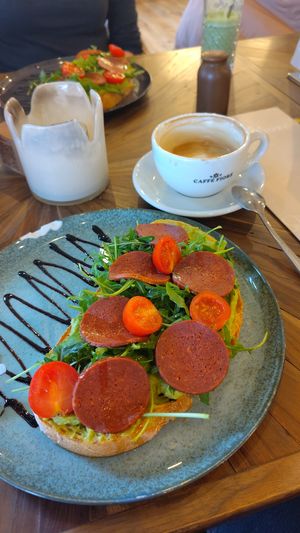 Landbrot mit Avocado-Creme und veg. Sucuk at Caffé Fiore in Nordrhein-westfalen