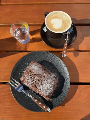 Veganer Brownie & Kaffee mit Oatly  at Belle Epoque - Bistro + Cafe in Ehrwald