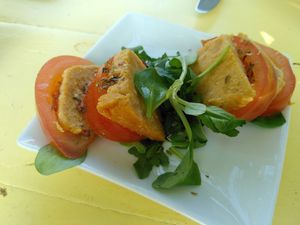 Caprese salade met huisgemaakte kikkererwtkaas at Gare du Nord in Rotterdam