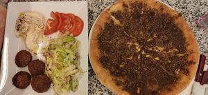 falafel teller & zatar pizza at Big Joe Falafel in Linz