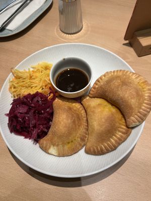 Piroggen Kartoffel Erbse Curry 13,50€  at Cafe Stern in Linz