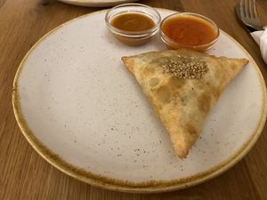 Sambusa with curry-lentil filling at Tamu Sana in Linz