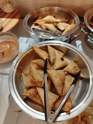 ... vegan samosas (both) ... at Tamu Sana in Linz