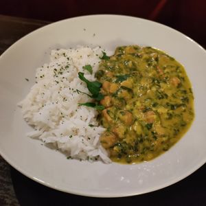 Indiai spenótos- csicseriragu rízzsel 😋 at Kozmosz Vegan Etterem in Budapest