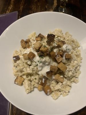 Een Hongaarse pasta, met tofu en een zijde sausje   at Kozmosz Vegan Etterem in Budapest