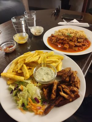 Gyrosplatte links und Seiten Stew rechts at Kozmosz Vegan Etterem in Budapest