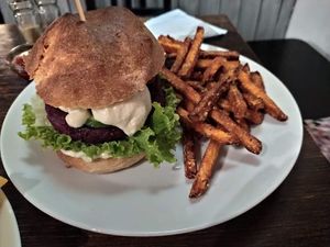 Céklaburger édesburgonyával at Kozmosz Vegan Etterem in Budapest