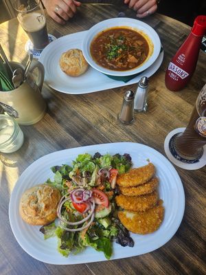 Vegan Highland Stew und Vegan Crispy Chicken Salad at Kelly's Irish Pub & Restaurant in Ulm