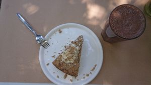 Carrot cake (v + gf) and Xoco smoothie at PURA in San Isidro