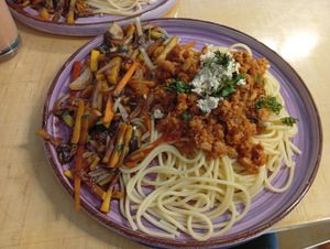 Menú del día: Spaghetti a la bolognesa, vegetales salteados. at La Ruda Casa Cultural in Bogota