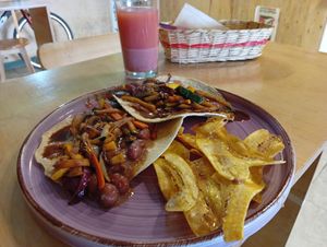 Menú del día: Quesadilla con frijoles, vegetales salteados con champiñones y chifles de plátano. Jugo mora fresa. at La Ruda Casa Cultural in Bogota