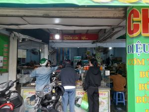 Looking in at Cơm Chay Diệu Huyền in Ho Chi Minh City