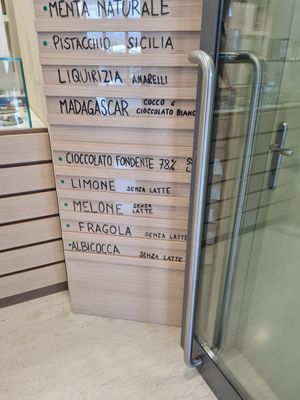 Vegan flavours are labelled as "without milk" at Gelateria Antica Porta in Cittadella