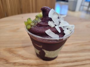 Açai bowl with matcha chia pudding, kiwi, and coconut flakes at Oakberry - Storgata in Oslo