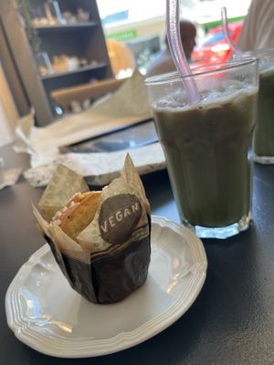Veganer Zitronenmuffin und strawberry iced matcha mit Hafermilch   at Velldone Café in Bad Sackingen