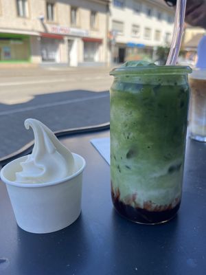 Vegan Frozen Yoghurt und Iced Raspberry Matcha Latte mit Hafermilch 🍵  at Velldone Café in Bad Sackingen