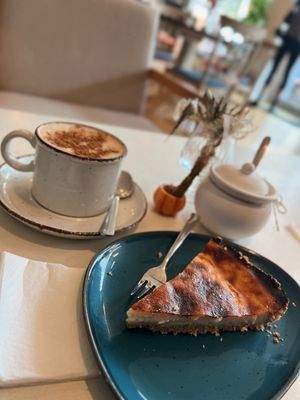 Pumpkin Spice Latte mit Hadermilch und glutenfreier, veganer Cheesecake ✨  at Velldone Café in Bad Sackingen