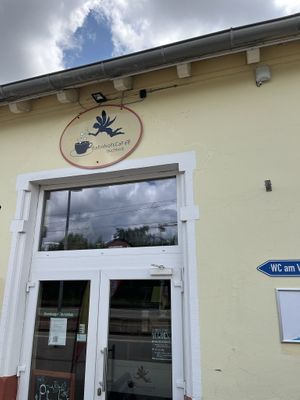 Das Schild vorm Café at BahnhofsCaFeé Buchholz in Niedersachsen