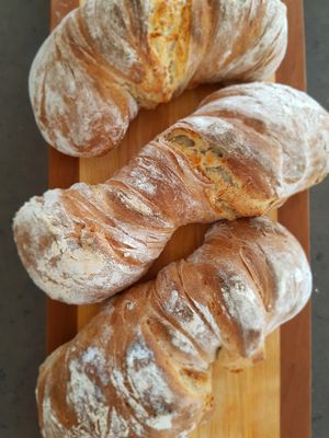 Frisch gebackenes Brot zu unseren Kochkursen at Sana e Salva in Oberwaiz