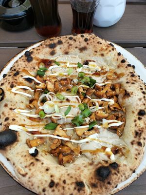 Teriyaki Pfifferling mit veganer Mayo und veganer Mozzarella-Alternative at 60 seconds to Napoli Konstanz in Konstanz