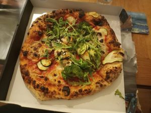 Pizza mit Brokkoli, Zucchini, Rucola und veganem Mozzarella at 60 seconds to Napoli Konstanz in Konstanz
