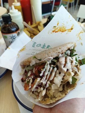Meal deal: sandwich, drink and fries at Falafel Tof in Antwerpen