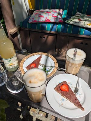 vegan Latte Macchiato und Schoko-Dattel-Bananen-Hafertorte at Cafe Zaubergarten in Dargen