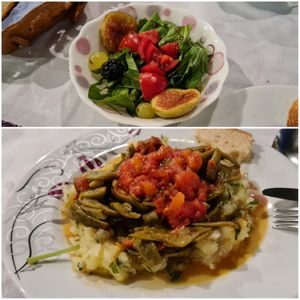 Hauptspeise mit Beilagensalat des Menüs at Eski Ev in Antalya
