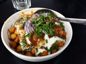 samosa chat at Veggiesaurus in The Hague