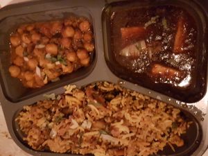 Peshawari Chhole, chili garlic tofu, rijst at Veggiesaurus in The Hague