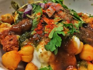 Samosa chat at Veggiesaurus in The Hague